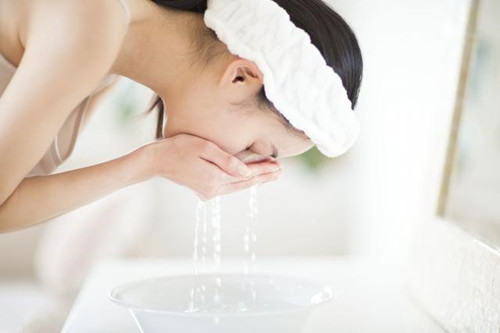 网传用醋洗脸功效多，杀菌去角质，敏感肌是否适合