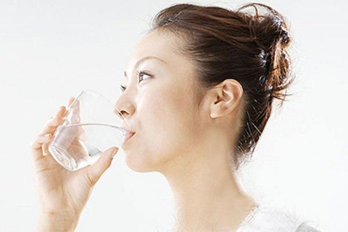 多喝水真的能变漂亮，可以改善皮肤问题？女性肌肤护理知识