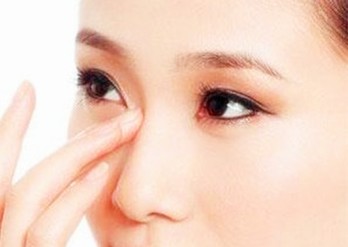 敏感肌肤春季鼻子脱皮是怎么回事？应该如何护理