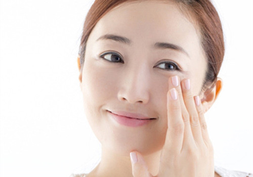 如何正确使用眼霜？敏感肌肤适合使用吗