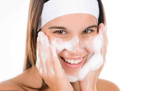 干敏肌如何选择洗面奶？清水洗脸是不是更好
