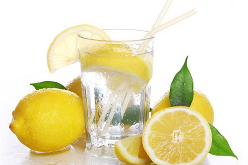柠檬汁可以美白肌肤，为何敏感肌的人喝了会长斑呢？