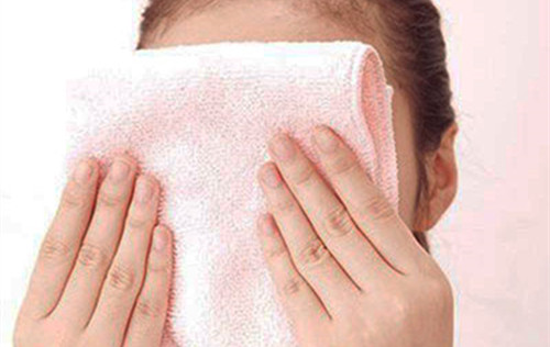 干敏肌肤敏感严重的时候，是冷敷好还是热敷好呢？
