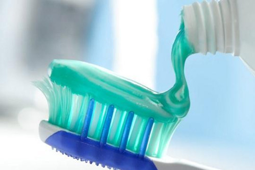 用牙膏敷脸来抗炎，你确定是在修复敏感肌肤吗？
