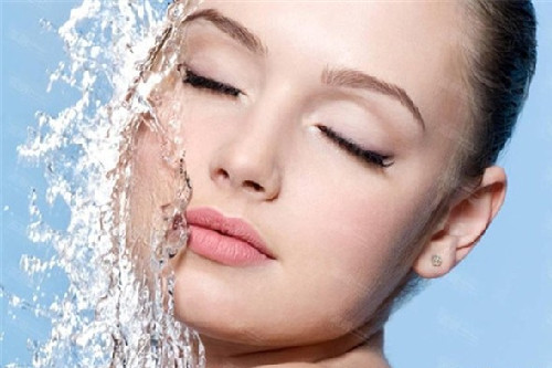 给敏感肌补水保湿采用冷喷和热喷哪个更好？护肤知识分享